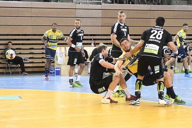 Handball Testspiel Rhein Vikings vs Rhein-Neckar Löwen am 25.07.2018 im Castello in Düsseldorf Rhein Viking Srdjan Predragovic (Nr.28) gegen Rhein-Neckar Loewe Janink Kohlbacher (Nr.80)