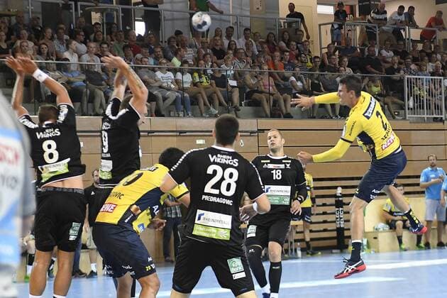 Handball Testspiel Rhein Vikings vs Rhein-Neckar Löwen am 25.07.2018 im Castello in Düsseldorf Rhein-Neckar Loewe Andy Schmid (Nr.2) mit dem Sprungwurf