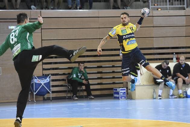 Handball Testspiel Rhein Vikings vs Rhein-Neckar Löwen am 25.07.2018 im Castello in Düsseldorf Rhein-Neckar Loewe Bogdan Radivojevic (Nr.14) gegen Rhein Viking Torhueter Vladimir Bozic (Nr.83)