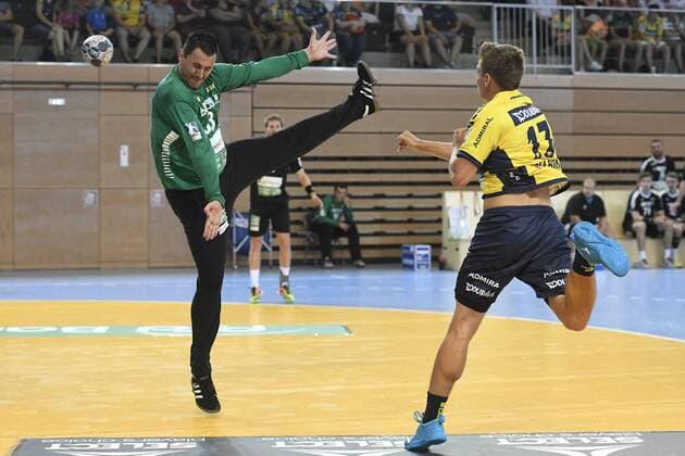 Handball Testspiel Rhein Vikings vs Rhein-Neckar Löwen am 25.07.2018 im Castello in Düsseldorf Rhein-Neckar Loewe Jerry Tollbring (Nr.17) erfolgreich gegen Rhein Viking Torhueter Vladimir Bozic (Nr.83)