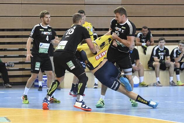 Handball Testspiel Rhein Vikings vs Rhein-Neckar Löwen am 25.07.2018 im Castello in Düsseldorf Rhein Viking Teo Coric (Nr.18) und Rhein Viking Nils Artmann (Nr.23) gegen Rhein-Neckar Loewe Jesper Nielsen (Nr.36)