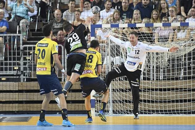 Handball Testspiel Rhein Vikings vs Rhein-Neckar Löwen am 25.07.2018 im Castello in Düsseldorf Rhein Viking Alexander Oelze (Nr.29) erfolgreich gegen Rhein-Neckar Loewe Andreas Palicka (Nr.12)