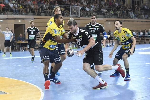 Handball Testspiel Rhein Vikings vs Rhein-Neckar Löwen am 25.07.2018 im Castello in Düsseldorf Rhein-Neckar Loewe Mads Mensah Larsen (Nr.22) gegen Rhein Viking Bennet Johnen (Nr.17)