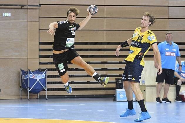 Handball Testspiel Rhein Vikings vs Rhein-Neckar Löwen am 25.07.2018 im Castello in Düsseldorf Rhein Viking Niklas Weis (Nr.15) gegen Rhein-Neckar Loewe Jesper Nielsen (Nr.36)
