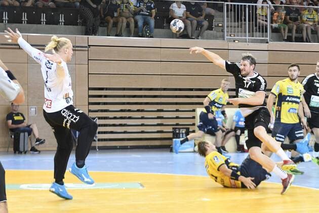 Handball Testspiel Rhein Vikings vs Rhein-Neckar Löwen am 25.07.2018 im Castello in Düsseldorf Rhein Viking Bennet Johnen (Nr.17) setzt sich am Kreis durch