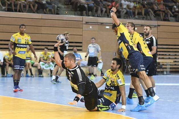Handball Testspiel Rhein Vikings vs Rhein-Neckar Löwen am 25.07.2018 im Castello in Düsseldorf Rhein Viking Teo Coric (Nr.18) setzt sich gegen Rhein-Neckar Loewe Ilja Abutovic (Nr.20) und Rhein-Neckar Loewe Mads Mensah Larsen (Nr.22) durch