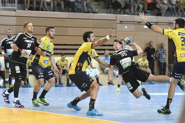 Handball Testspiel Rhein Vikings vs Rhein-Neckar Löwen am 25.07.2018 im Castello in Düsseldorf Rhein-Neckar Loewe Ilja Abutovic (Nr.20) gegen Rhein Viking Moritz Goergen (Nr.35)