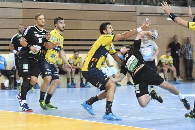 Handball Testspiel Rhein Vikings vs Rhein-Neckar Löwen am 25.07.2018 im Castello in Düsseldorf Rhein-Neckar Loewe Ilja Abutovic (Nr.20) gegen Rhein Viking Moritz Goergen (Nr.35)