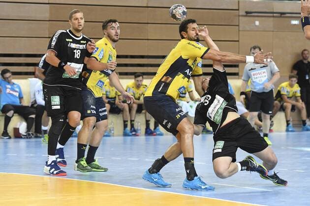 Sport-Bilder des Tages Handball Testspiel Rhein Vikings vs Rhein-Neckar Löwen am 25.07.2018 im Castello in Düsseldorf Rhein-Neckar Loewe Ilja Abutovic (Nr.20) gegen Rhein Viking Moritz Goergen (Nr.35)