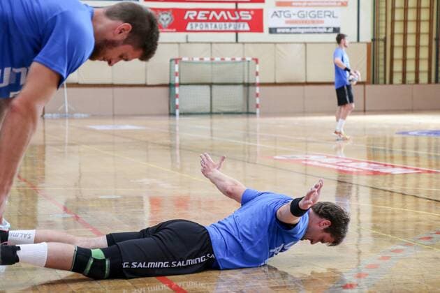 Csaba Szücs ( 20, Bergischer HC) beim aufwärmen am Boden, links Daniel Fontaine ( 17, Bergischer HC) Trainingslager Bergischer HC Tag 2, Handball, 1. Bundesliga, 26.07.18 Köflach Österreich Sporthalle Köflach