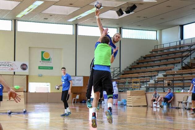 Fabian Gutbrod ( 22, Bergischer HC) im Duell mit Csaba Szücs ( 20, Bergischer HC) Trainingslager Bergischer HC Tag 2, Handball, 1. Bundesliga, 26.07.18 Köflach Österreich Sporthalle Köflach