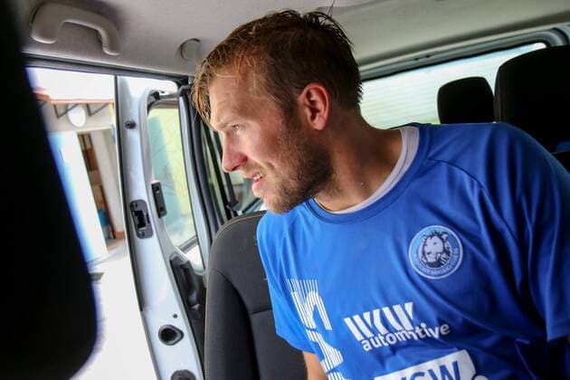 Max Darj ( 5, Bergischer HC) schaut aus dem BHC-Teambus Trainingslager Bergischer HC Tag 2, Handball, 1. Bundesliga, 26.07.18 Köflach Österreich Sporthalle Köflach