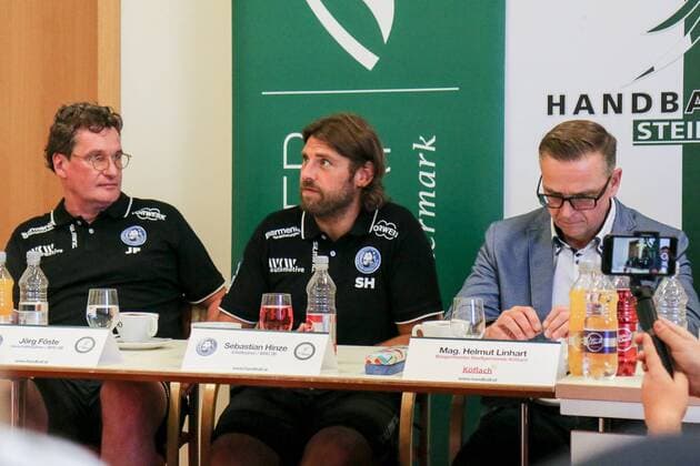 Auf dem Podium bei der Pressekonferenz in Köflach v. l. Jörg Föste (Geschäftsführer, Bergischer HC), Sebastian Hinze (Trainer, Bergischer HC) und Mag. Helmut Linhart (Oberbürgermeister Köflach, Österreich) Pressekonferenz im Trainingslager des Bergischen HC, Handball, 1. Bundesliga, 26.07.18 Köflach Österreich Sporthalle Köflach