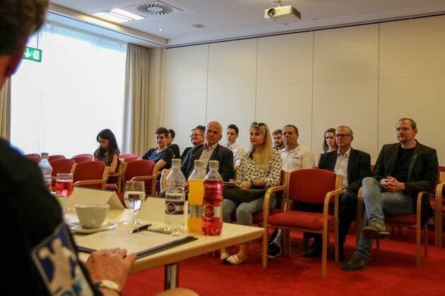 Viel Medieninteresse bei der Pressekonferenz des Bergischen HC mit Köflachs Oberbürgermeister Mag. Linhart. Pressekonferenz im Trainingslager des Bergischen HC, Handball, 1. Bundesliga, 26.07.18 Köflach Österreich Sporthalle Köflach