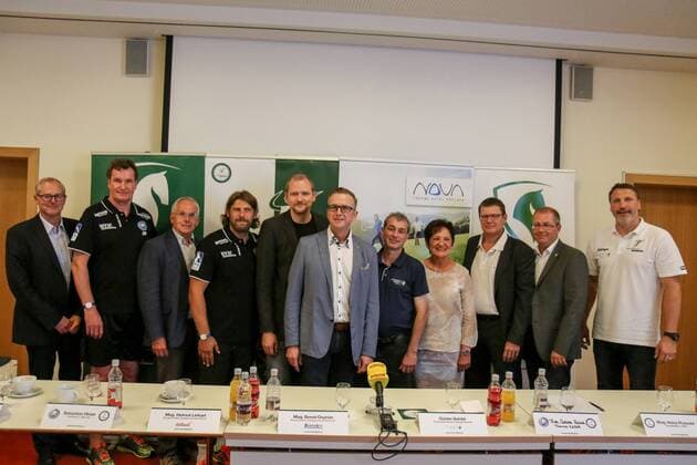 Gruppenbild nach der gemeinsamen Pressekonferenz des Bergischen HC mit Köflachs Oberbürgermeister Linhart u. a. mit Jörg Föste (Geschäftsführer, Bergischer HC), Sebastian Hinze (Trainer, Bergischer HC), Mag. Helmut Kinhart (Oberbürgermeister Köflach, Österreich) und anderen Pressekonferenz im Trainingslager des Bergischen HC, Handball, 1. Bundesliga, 26.07.18 Köflach Österreich Sporthalle Köflach