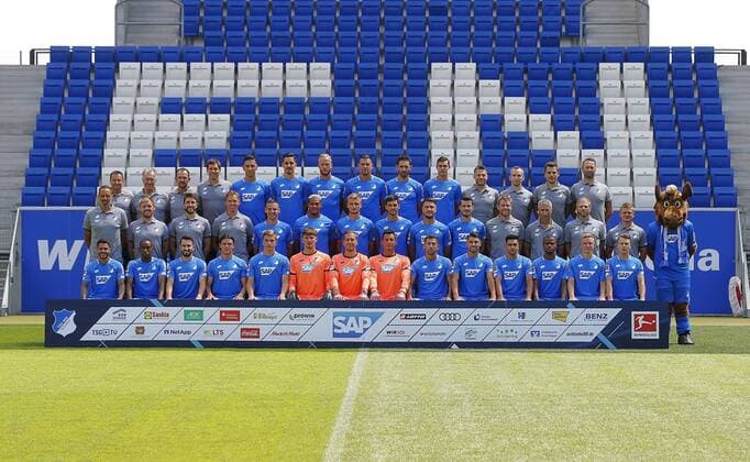 Mannschaftsfoto TSG 1899 Hoffenheim . Hintere Reihe (links nach rechts): Mannschaftsarzt Ralph Kern - Betreuer Heinz Seyfert - Betreuer Christian Seyfert - Teammanager Timmo Hardung - Robert Å½ulj - Benjamin Hübner - Kevin Vogt - Adam Szalai - Ishak Belfodil - Justin Hoogma - Physiotherapeut Peter Geigle - Physiotherapeut Sören Johannsen - Physiotherapeut Manuel Kreuzberger - Physiotherapeut Dennis Wöhr Mittlere Reihe: Co-Trainer Pellegrino Matarazzo - Co-Trainer Matthias Kaltenbach - Co-Trainer Analyse Benjamin Glück - Cheftrainer Julian Nagelsmann - Pavel Kaderabek - Joelinton - Stefan Posch - Florian Grillitsch - Ermin Bicakcic - Havard Nordtveit - Torwarttrainer Michael Rechner - Athletiktrainer Otmar Rösch - Athletiktrainer Christian Weigl - Präventivtrainer Christian Neitzert Vordere Reihe: Leonardo Bittencourt - Joshua Brenet - Lukas Rupp - Nico Schulz - David Otto - Gregor Kobel - Oliver Baumann - Alexander Stolz - Kerem Demirbay - Vincenzo Grifo - Nadiem Amiri - Felipe Pires - Philipp Ochs - Dennis Geiger Porträttermin TSG 1899 Hoffenheim 2018-2019 . Sinsheim, GER, 25.07.2018 ,Fussball 1. Bundesliga 2018 2019 .