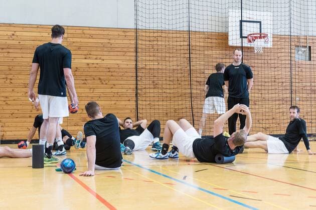 Aufwaermen und Dehnen vor dem Training, HBW Balingen-Weilstetten, Handball, 2. Bundesliga, Oeffentliches Training, 2018 2019, 26.07.2018, HBW Balingen-Weilstetten, Handball, 2. Bundesliga, Oeffentliches Training, 2018 2019, 26.07.2018 Balingen Copyright: xEIBNER SaschaxWaltherx EP_SWA