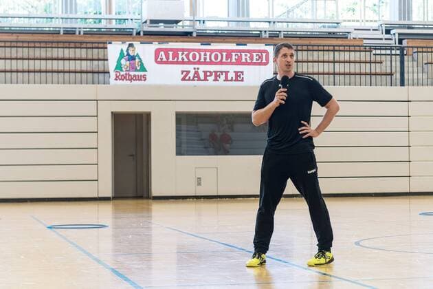 Erklaerung des Traimningsablauf, HBW Balingen-Weilstetten, Handball, 2. Bundesliga, Oeffentliches Training, 2018 2019, 26.07.2018, HBW Balingen-Weilstetten, Handball, 2. Bundesliga, Oeffentliches Training, 2018 2019, 26.07.2018 Balingen Copyright: xEIBNER SaschaxWaltherx EP_SWA