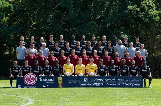 26.07.2018, xjhx, Fussball 1.Bundesliga, Eintracht Frankfurt Fototermin Saison 2018 2019 - Mannschaftsfoto, Porträttermin 2018 2019 emspor, 4. Reihe oben von links nach rechts: Goncalo Paciencia (39), Branimir Hrgota (31), Carlos Salcedo (13), Lucas Torro (16), Marco Russ (23), Evan Obite Ndicka (2), Sebastien Haller (9), David Abraham (19), Noel Knothe (35), Danny Da Costa (24), Marijan Cavar (42), Daichi Kamada (40) 3. Reihe von links nach rechts: Adi Hütter (Chef-Trainer), Christian Peintinger (Co-Trainer), Armin Reutershahn (Co-Trainer), Makoto Hasebe (20), Luca Jovic (8), Danny Blum (7), Simon Falette (3), Timothy Chandler (22), Deji Beyreuther (26), Martin Spohrer (Athletiktrainer), Moppes Petz (Torwarttrainer), Markus Murrer (Athletiktrainer) 2. Reihe von links nachrechts: Thomas Westphal (Leiter Spielbetrieb), Christoph Preuß (Teammanager), Sebastian Zelichowski (Leiter Analyse & Sporttechnologie), Koichi Kurokawa (Medizinische Abteilung), Patrick Kux (Physiotherapeut), Thomas Stubner (Pysiotherapeut Osteopath), Maik Liesbrock (Physiotherapeut Osteopath), Dr. Christoph Seeger (Mannschaftsarzt), Dr. Wulf Schwietzer (Mannschaftsarzt), Franco Lionti (Materialwart), Igor Simonov (Materialwart) 1. Reihe von links nach rechts: Marco Fabian (10), Nicolai Müller (27), Nelson Mandela Mbouhom (32), Mijat Gacinovic (11), Gelson Fernandes (5), ), Felix Wiedwald (29), Frederik Rönnow (1), Jan Zimmermann (37), Allan Rodrigues de Souza (28), Jetro Willems (15), Jonathan De Guzman (6), Marc Stendera (21), Taleb Tawatha (33), Es fehlt wegen Urlaub nach Weltmeisterschaftsfinale: Ante Rebic Frankfurt am Main
