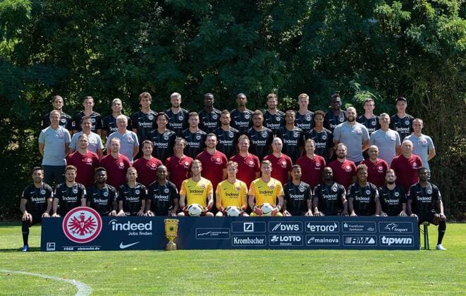 Sport Bilder des Tages 26.07.2018, xjhx, Fussball 1.Bundesliga, Eintracht Frankfurt Fototermin Saison 2018 2019 - Mannschaftsfoto, Porträttermin 2018 2019 emspor, 4. Reihe oben von links nach rechts: Goncalo Paciencia (39), Branimir Hrgota (31), Carlos Salcedo (13), Lucas Torro (16), Marco Russ (23), Evan Obite Ndicka (2), SŽbastien Haller (9), David Abraham (19), Noel Knothe (35), Danny Da Costa (24), Marijan Cavar (42), Daichi Kamada (40) 3. Reihe von links nach rechts: Adi Hütter (Chef-Trainer), Christian Peintinger (Co-Trainer), Armin Reutershahn (Co-Trainer), Makoto Hasebe (20), Luca Jovic (8), Danny Blum (7), Simon Falette (3), Timothy Chandler (22), Deji Beyreuther (26), Martin Spohrer (Athletiktrainer), Moppes Petz (Torwarttrainer), Markus Murrer (Athletiktrainer) 2. Reihe von links nachrechts: Thomas Westphal (Leiter Spielbetrieb), Christoph Preuß (Teammanager), Sebastian Zelichowski (Leiter Analyse & Sporttechnologie), Koichi Kurokawa (Medizinische Abteilung), Patrick Kux (Physiotherapeut), Thomas Stubner (Pysiotherapeut Osteopath), Maik Liesbrock (Physiotherapeut Osteopath), Dr. Christoph Seeger (Mannschaftsarzt), Dr. Wulf Schwietzer (Mannschaftsarzt), Franco Lionti (Materialwart), Igor Simonov (Materialwart) 1. Reihe von links nach rechts: Marco Fabian (10), Nicolai Müller (27), Nelson Mandela Mbouhom (32), Mijat Gacinovic (11), Gelson Fernandes (5), ), Felix Wiedwald (29), Frederik Rönnow (1), Jan Zimmermann (37), Allan Rodrigues de Souza (28), Jetro Willems (15), Jonathan De Guzm‡n (6), Marc Stendera (21), Taleb Tawatha (33), Es fehlt wegen Urlaub nach Weltmeisterschaftsfinale: Ante Rebic Frankfurt am Main