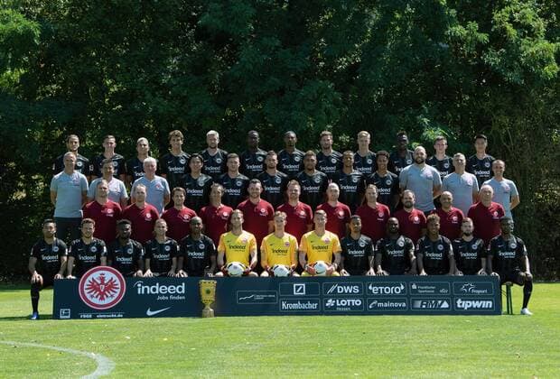 26.07.2018, xjhx, Fussball 1.Bundesliga, Eintracht Frankfurt Fototermin Saison 2018 2019 - Mannschaftsfoto, Porträttermin 2018 2019 emspor, 4. Reihe oben von links nach rechts: Goncalo Paciencia (39), Branimir Hrgota (31), Carlos Salcedo (13), Lucas Torro (16), Marco Russ (23), Evan Obite Ndicka (2), Sebastien Haller (9), David Abraham (19), Noel Knothe (35), Danny Da Costa (24), Marijan Cavar (42), Daichi Kamada (40) 3. Reihe von links nach rechts: Adi Hütter (Chef-Trainer), Christian Peintinger (Co-Trainer), Armin Reutershahn (Co-Trainer), Makoto Hasebe (20), Luca Jovic (8), Danny Blum (7), Simon Falette (3), Timothy Chandler (22), Deji Beyreuther (26), Martin Spohrer (Athletiktrainer), Moppes Petz (Torwarttrainer), Markus Murrer (Athletiktrainer) 2. Reihe von links nachrechts: Thomas Westphal (Leiter Spielbetrieb), Christoph Preuß (Teammanager), Sebastian Zelichowski (Leiter Analyse & Sporttechnologie), Koichi Kurokawa (Medizinische Abteilung), Patrick Kux (Physiotherapeut), Thomas Stubner (Pysiotherapeut Osteopath), Maik Liesbrock (Physiotherapeut Osteopath), Dr. Christoph Seeger (Mannschaftsarzt), Dr. Wulf Schwietzer (Mannschaftsarzt), Franco Lionti (Materialwart), Igor Simonov (Materialwart) 1. Reihe von links nach rechts: Marco Fabian (10), Nicolai Müller (27), Nelson Mandela Mbouhom (32), Mijat Gacinovic (11), Gelson Fernandes (5), ), Felix Wiedwald (29), Frederik Rönnow (1), Jan Zimmermann (37), Allan Rodrigues de Souza (28), Jetro Willems (15), Jonathan De Guzman (6), Marc Stendera (21), Taleb Tawatha (33), Es fehlt wegen Urlaub nach Weltmeisterschaftsfinale: Ante Rebic Frankfurt am Main