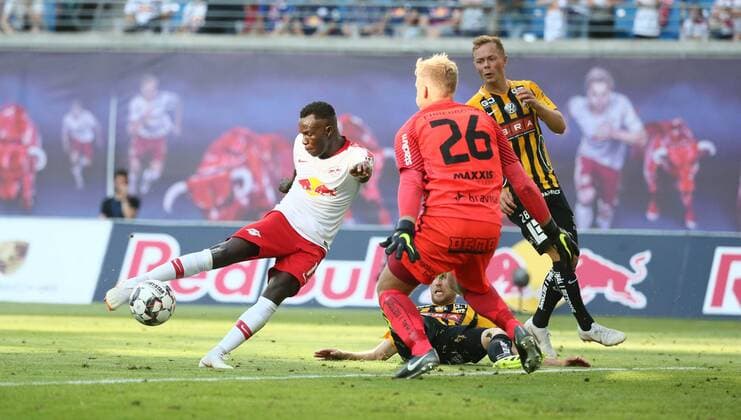 Sport Bilder des Tages RB Leipzig - BK Haecken Fussball Euro League Quali Leipzig, 26.07.2018, Red Bull Arena, Fussball, UEFA EURO EM Europameisterschaft Fussball League , Qualifikation, 2.Runde, Hinspiel, RB Leipzig vs. BK Häcken , Im Bild; Tor für RB Leipzig. Bruma (17, RB Leipzig) erzielt den Treffer zum 1:0 gegen Torwart Peter Abrahamsson (26, Häcken). ,