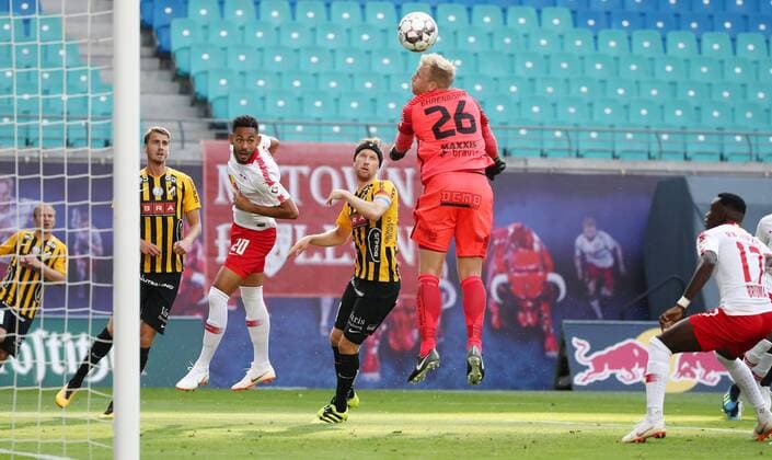 RB Leipzig - BK Haecken Fussball Euro League Quali Leipzig, 26.07.2018, Red Bull Arena, Fussball, Qualifikation zur UEFA Europa League , RB Leipzig vs. BK Häcken ((SWE) , Im Bild v.l.: Johan Hammar (3, Häcken), Matheus Cunha (20, RB Leipzig), Lucas Hedlund (20, Häcken) , Torwart Peter Abrahamsson (26, Häcken) und Bruma (17, RB Leipzig). ,