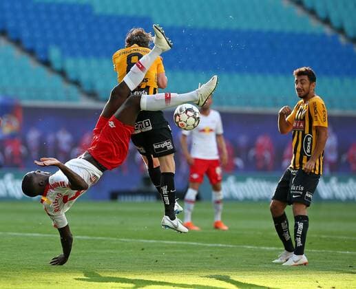 26.07.2018, Fussball UEFA Europa League 2018 2019, 2. Qualifikationsrunde, RB Leipzig - BK Häcken, in der Red Bull Arena Leipzig. v.l. Ibrahima Konate (RB Leipzig) im Zweikampf mit Erik Friberg (BK Häcken)