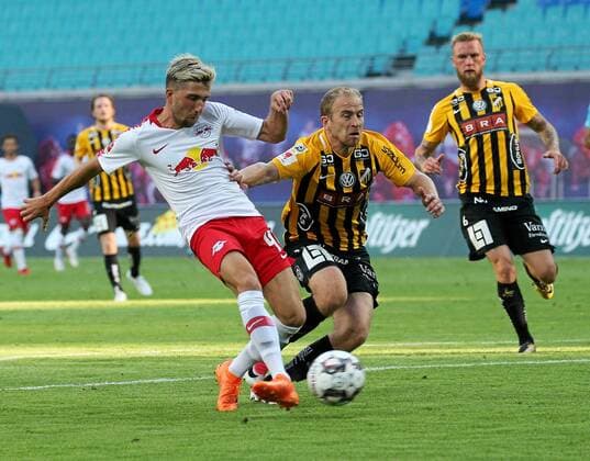 Sport Bilder des Tages Leipzig, Germany 26.07.2018, 2. Qualifikationsrunde zur Europa Leaguel, RB Leipzig - BK Haecken, Tor zum 3:0, Kevin Kampl (RBL) vollstreckt. Kari Arkivou (BKH) und Alexander Faltsetas (BKH) ( DeFodi538