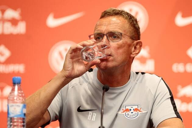 26.07.2018, xtgx, Fussball Europa League Qualifikation 2.Runde, RB Leipzig - BK Haecken emspor, v.l. Ralf Rangnick (Leipzig, Trainer) auf der Pressekonferenz, PK, trinkt Wasser Leipzig