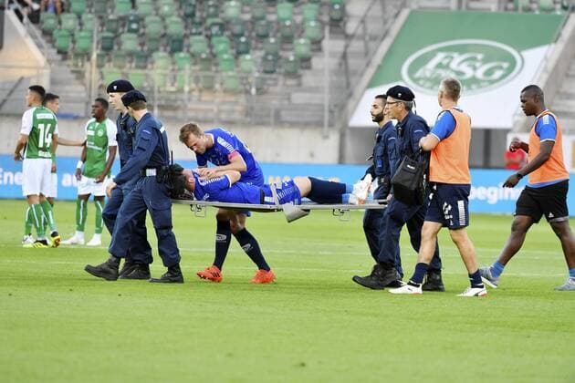 Fußball, EL Qualifikation, FC St. Gallen - Sarpsbork 08 FF 26.07.2018 St.Gallen ,Schweiz .Fussball Herren Saison 2018 2019 Europaleague Quali FC St.Gallen-Sarpsborg 08 FF Im Bild: Tobias Heintz (Sarpsborg) auf der Trage Einzelbild Aktion