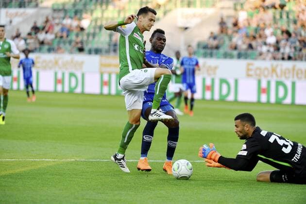 Fußball, EL Qualifikation, FC St. Gallen - Sarpsbork 08 FF 26.07.2018 St.Gallen ,Schweiz .Fussball Herren Saison 2018 2019 Europaleague Quali FC St.Gallen-Sarpsborg 08 FF Im Bild: Jordi Quintilla (FC St.Gallen) vor Torhueter Aslak Falch (Sarpsborg) Aktion