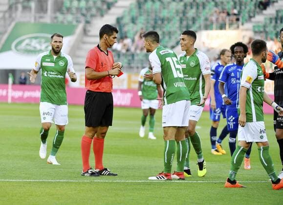 Fußball, EL Qualifikation, FC St. Gallen - Sarpsbork 08 FF 26.07.2018 St.Gallen ,Schweiz .Fussball Herren Saison 2018 2019 Europaleague Quali FC St.Gallen-Sarpsborg 08 FF Im Bild: Schiedsrichter Fabio Verissimo (POR) zeigt Milan Vilotic (FC St.Gallen) rot Aktion