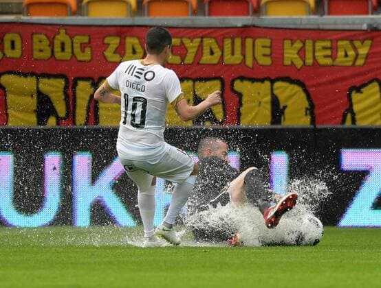 Sport Bilder des Tages Fußball, EL Qualifikation, Jagiellonia Bialystok - FC Rio Ave 2018.07.26 Bialystok Pilka nozna Liga Europy 2. runda eliminacji Ligi Europejskiej Jagiellonia Bialystok ( zolto-czerwone ) - Rio Ave FC ( Portugalia ) N z interweniuje Marian Kelemen bramkarz Jagiellonii Foto Michal Kosc PressFocus 2018.07.26 Bialystok Football UEFA Europa League Jagiellonia Bialystok - Rio Ave FC ( POR ) Credit: Michal Kosc PressFocus 