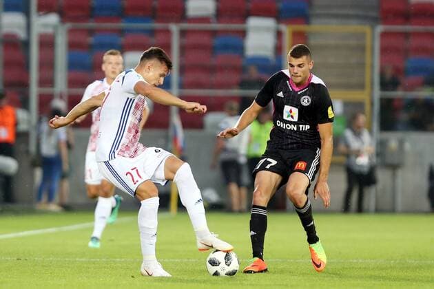 Fußball, EL Qualifikation, Gornik Zabrze - FK AS Trencin ZABRZE 26.07.2018 PILKA NOZNA LIGA EUROPY II RUNDA KWALIFIKACJI SECOND ROUND QUALIFICATION UEFA EUROPA LEAGUE GORNIK ZABRZE - AS TRENCIN NZ. ADRIAN GRYSZKIEWICZ (GORNIK) ANTONIO MANCE (AS TRENCIN) FOT. MICHAL CHWIEDUK FOKUSMEDIA.COM.PL NEWSPIX.PL --- Newspix.pl  180726CHW010