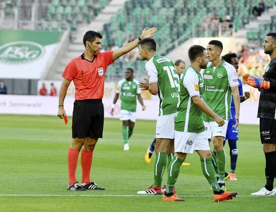 26.07.2018 St.Gallen ,Schweiz .Fussball Herren Saison 2018 2019 Europaleague Quali FC St.Gallen-Sarpsborg 08 FF Im Bild: Schiedsrichter Fabio Verissimo (POR) Milan Vilotic (FC St.Gallen) Aktion