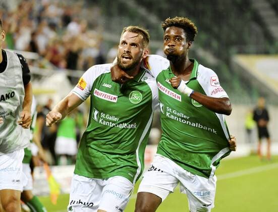 26.07.2018 St.Gallen ,Schweiz .Fussball Herren Saison 2018 2019 Europaleague Quali FC St.Gallen-Sarpsborg 08 FF Im Bild: Torschuetze Roman Buess li und Majeed Ashimeru (FC St.Gallen) Jubeln Aktion Gestik