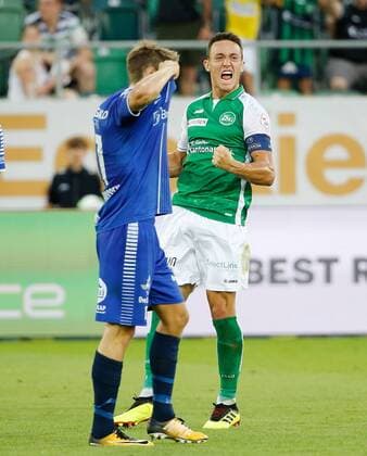 26.07.2018 Kybunpark St.Gallen , SCHWEIZ , Saison 2018 2019 Herren Fussball Europa League Qualifikation FC St.Gallen - Sarpsborg 08 FF Joackim Jörgensen (li,Sarpsborg) entäuscht , Silvan Hefti (FCSG) jubelt nach dem Treffer zum 1:1 Ausgleich