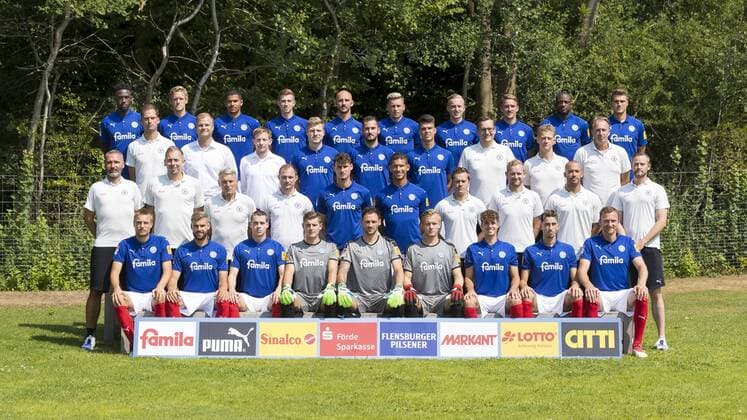 KSV Holstein Kiel; 2.BL, PortraÌˆttermin 2018 2019, Mannschaftsfoto, letzte Reihe v.li.: Kingsley Schindler, Johannes van den Bergh, Noah Awuku, Arne Sicker, Patrick Herrmann, Steven Lewerenz, Jannik Dehm, Manuel Janzer, David Kinsombi, Benjamin Girth. Vorletzte Reihe v.li.: Athletiktrainer Timm Soerensen, Sportdirektor Fabian Wohlgemuth, Teammanager Jan Uphues, Alexander Muehling, Dominik Schmidt, Mathias Honsak, Teamarzt Dr. Eckhardt Klostermeier, Teamarzt Dr. Martin Mrugulla, Betreuer Tim Petersen. Zweite Reihe v.li.: Trainer Tim Walter, Torwarttrainer Patrik Borger, Co-Trainer Rainer Ulrich, Co-Trainer Patrick Kohlmann, Janni Serra, Heinz Moerschel, Physiotherapeut Sebastian Suess, Physiotherapeut Fabian Franzen, Physiotherapeut Maurice Johnson, Leiter Physiotherapie Tim Hoeper. Erste Reihe v.li.: Hauke Wahl, Stefan Thesker, Philipp Sander, Timon Weiner, Kenneth Kronholm, Dominik Reimann, Tobias Fleckstein, Atakan Karazor, Dominic Peitz. Kiel Schleswig-Holstein Germany CITTI FUSSBALL PARK Copyright: xAgentur54GradFelixxKoenigx