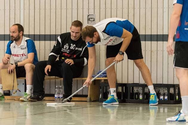 Frederick Griesbach (VfL Pfullingen Chef-Trainer), wischt boden, FRISCH AUF! Goeppingen vs. VfL Pfullingen , 24. Sparkassen-Cup , Handballl, DKB, Herren, 1.Bundesliga, 3.Liga, Saison 18 19, GER, 27.07.2018, FRISCH AUF! Goeppingen vs. VfL Pfullingen , 24. Sparkassen-Cup , Handballl, DKB, Herren, 1.Bundesliga, 3.Liga, Saison 18 19, GER, 27.07.2018 Altensteig Copyright: xEIBNER WolfgangxFrankx EP_WFK