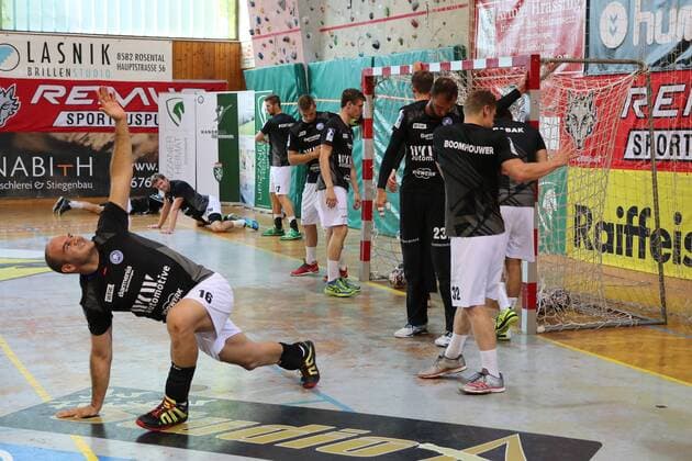 Die Löwen wärmen sich gemeinsam vor dem Spiel auf v. l. Rafael Baena Gonzalez ( 16, Bergischer HC), Csaba Szücs ( 20, Bergischer HC), Daniel Fontaine ( 17, Bergischer HC), Maciej Majdzinski ( 14, Bergischer HC), Yannick Fraatz ( 18, Bergischer HC), Christopher Rudeck ( 1, TW, Bergischer HC), Bastian Rutschmann ( 23, Bergischer HC), Tomas Babak ( 19, Bergischer HC) und Jeffrey Boomhouwer ( 32, Bergischer HC) HSG REMUS Bärnbach Köflach vs Bergischer HC, Handball, Testspiel, 1. Bundesliga, 27.07.18 Köflach Lipizanerheimat Österreich Sporthalle Bärnbach
