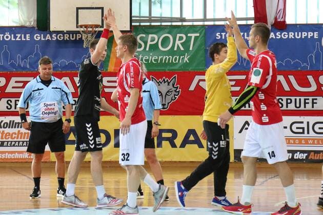 Jeffrey Boomhouwer ( 32, Bergischer HC) und Maciej Majdzinski ( 14, Bergischer HC) klatschen Gegner ab HSG REMUS Bärnbach Köflach vs Bergischer HC, Handball, Testspiel, 1. Bundesliga, 27.07.18 Köflach Lipizanerheimat Österreich Sporthalle Bärnbach