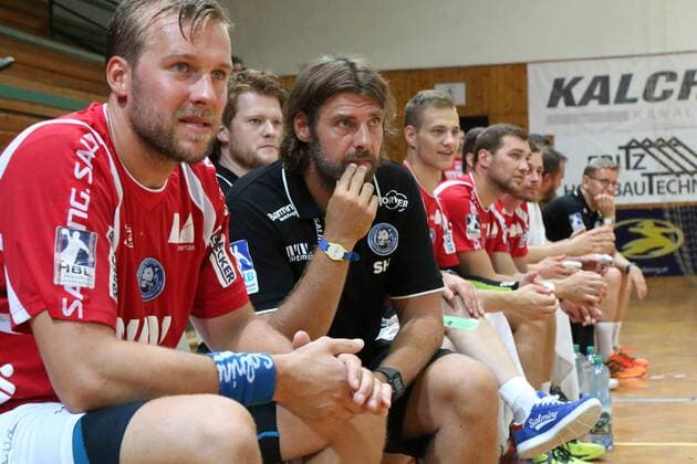 Max Darj ( 5, Bergischer HC) neben Sebastian Hinze (Trainer, Bergischer HC) auf der Bank HSG REMUS Bärnbach Köflach vs Bergischer HC, Handball, Testspiel, 1. Bundesliga, 27.07.18 Köflach Lipizanerheimat Österreich Sporthalle Bärnbach