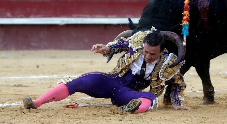 Sport Themen der Woche KW30 Sport Bilder des Tages Spanish bullfighter Rafaelillo gets gored by his second bull during the second bullfight of the July Fair, in Valencia, Spain, 27 July 2018. July Fair in Valencia !ACHTUNG: NUR REDAKTIONELLE NUTZUNG!  Copyright: xKaixFoersterlingx VLC02 20180728-636683383002372256