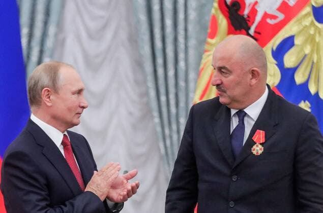 Sport Themen der Woche KW30 Sport Bilder des Tages MOSCOW, RUSSIA - JULY 28, 2018: The head coach of Russia s national men s football team, Stanislav Cherchesov (R), receives Russia s Order of Alexander Nevsky from the President of Russia Vladimir Putin at a ceremony to present state awards to Russia s national men s football team and coaches at the Kremlin; the Russian national team Nationalteam reached the quarterfinals at the 2018 FIFA World Cup WM Weltmeisterschaft Fussball Mikhail Metzel TASS  84746870st
