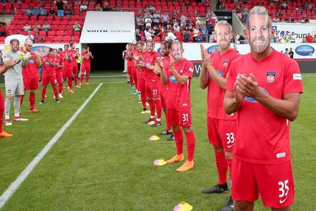 Sport Themen der Woche KW30 Sport Bilder des Tages Die Heidenheimer Spieler Bilden ein Spalier fuer Marc Schnatterer (1.FC Heidenheim 7) der sein 10 Jaehriges Jubilaeum feiert,, Fussballtestspiel, 1.FC Heidenheim vs. Hellas Verona, 2.Bundesliga, Fussball, 28.07.2018, Fussballtestspiel, 1.FC Heidenheim vs. Hellas Verona, 2.Bundesliga, Fussball, 28.07.2018 Heidenheim *** The Heidenheim players Make a trellis for Marc Schnatterer 1 FC Heidenheim 7 celebrates its 10th anniversary Jubilee football match 1 FC Heidenheim vs Hellas Verona 2 Bundesliga Soccer 28 07 2018 Football test game 1 FC Heidenheim vs Hellas Verona 2 Bundesliga Soccer 28 07 2018 Heidenheim Copyright: xLangerx xEibner-Pressefotox EP_HLR