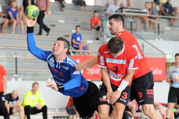 Alexander Schmid (VfL Pfullingen 11) gegen Lukas Scheu (TSV Altensteig 3) und Dino Raki (TSV Altensteig 9) Handball, Maenner, Vorbereitungsturnier, 54.Sparkassen-Cup,Altensteig,Spiel um Platz7, 29.07.2018, Foto:TBaur Eibner TSV Altensteig vs. VfL Pfullingen Esslingen Copyright: xEIBNER TobiasxBaurx EP_TBR