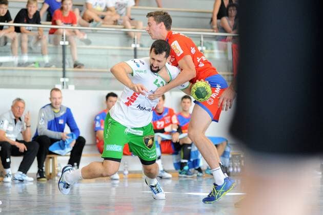Igor Milovic (TSV Otmar St.Gallen 41) gegen Lukas Saueressig (HBW Balingen-Weilstetten 26) Handball, Maenner, Vorbereitungsturnier, 54.Sparkassen-Cup,Altensteig,Spiel um Platz5, 29.07.2018, Foto:TBaur Eibner TSV Otmar St.Gallen vs. HBW Balingen-Weilstetten Esslingen Copyright: xEIBNER TobiasxBaurx EP_TBR