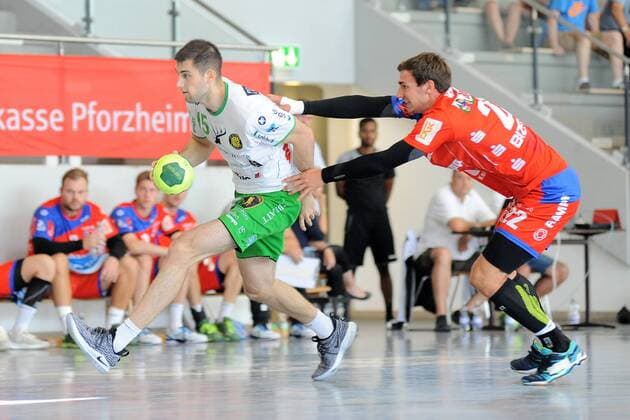 Dominik Jurilj (TSV Otmar St.Gallen 15) gegen Jona Schoch (HBW Balingen-Weilstetten 22) Handball, Maenner, Vorbereitungsturnier, 54.Sparkassen-Cup,Altensteig,Spiel um Platz5, 29.07.2018, Foto:TBaur Eibner TSV Otmar St.Gallen vs. HBW Balingen-Weilstetten Esslingen Copyright: xEIBNER TobiasxBaurx EP_TBR