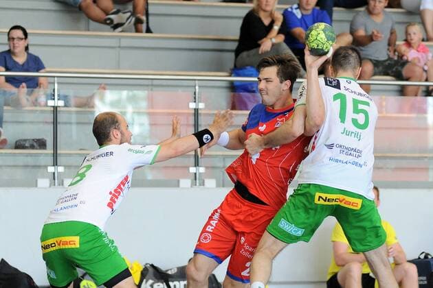 Rene Zobel (HBW Balingen-Weilstetten 2) gegen Jan Gwerder (TSV Otmar St.Gallen 8) und Dominik Jurilj (TSV Otmar St.Gallen 15) Handball, Maenner, Vorbereitungsturnier, 54.Sparkassen-Cup,Altensteig,Spiel um Platz5, 29.07.2018, Foto:TBaur Eibner TSV Otmar St.Gallen vs. HBW Balingen-Weilstetten Esslingen Copyright: xEIBNER TobiasxBaurx EP_TBR